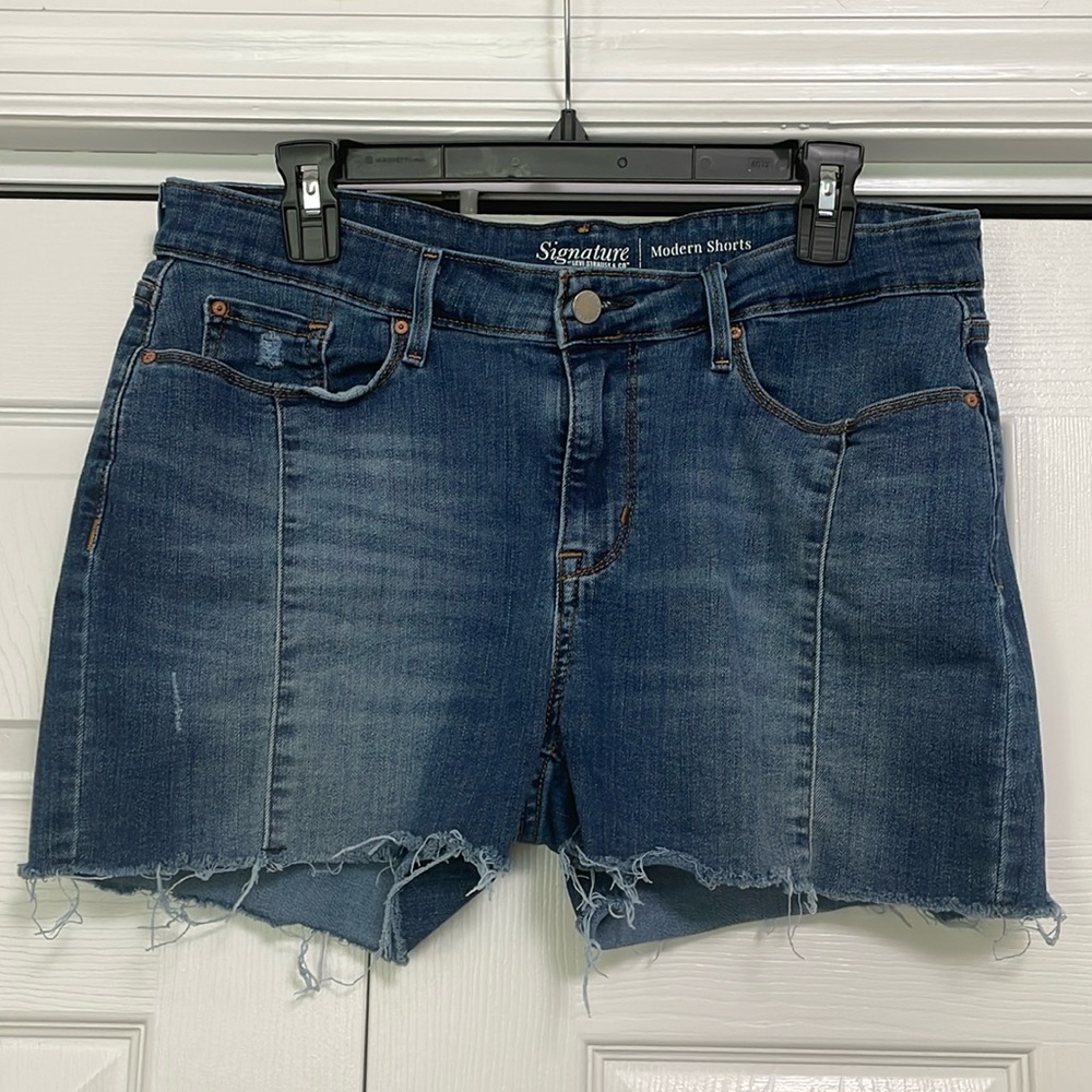EUC Levis Strauss Signature Modern Jean Shorts Womens  12-W31 Raw Hem